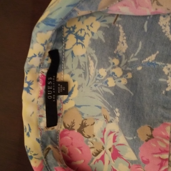 Guess women blouse floral print size xs and fit me as size small too. - Picture 3 of 5